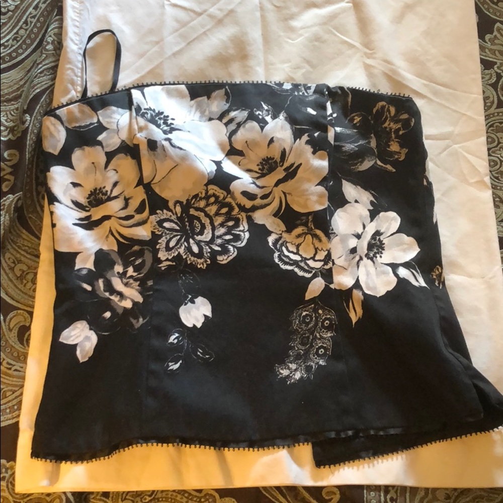 Cute strapless top !